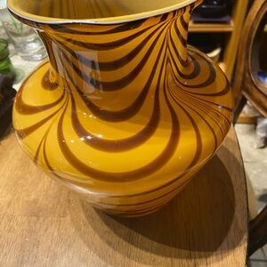 Vintage Art glass vase featuring a tiger strip or drag loop pattern. Like new